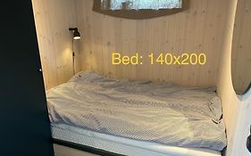 Mysigt Attefallshus Med Naerhet Till Stad Och Hav